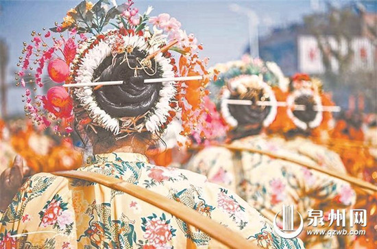 泉州簪花围火出圈 多地刮起簪花热潮