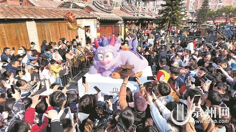 “狻猊”贵气亮相 祝福“龙众趁大钱”