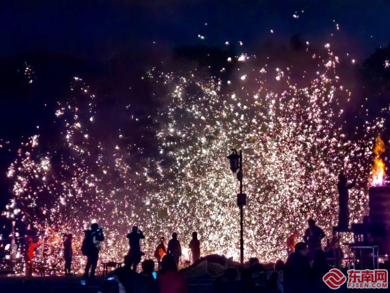 莆田绶溪公园上演“打铁花”再增年味