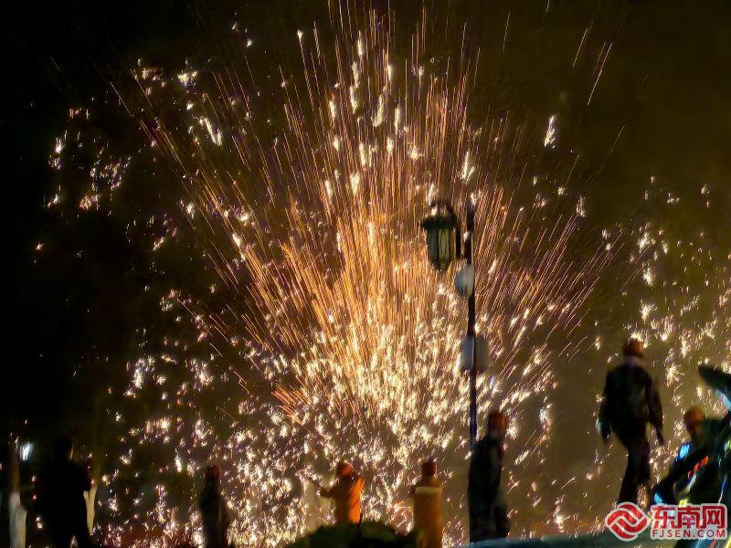 莆田绶溪公园上演“打铁花”再增年味