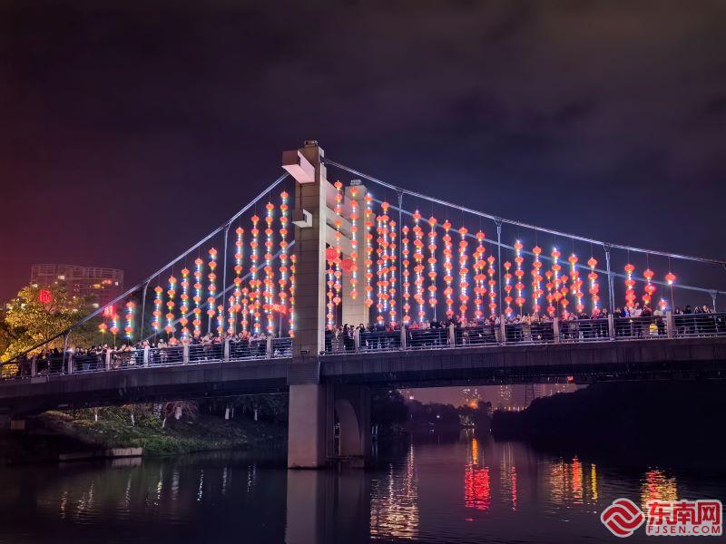 莆田绶溪公园上演“打铁花”再增年味