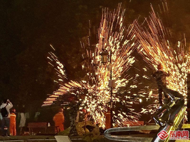 莆田绶溪公园上演“打铁花”再增年味