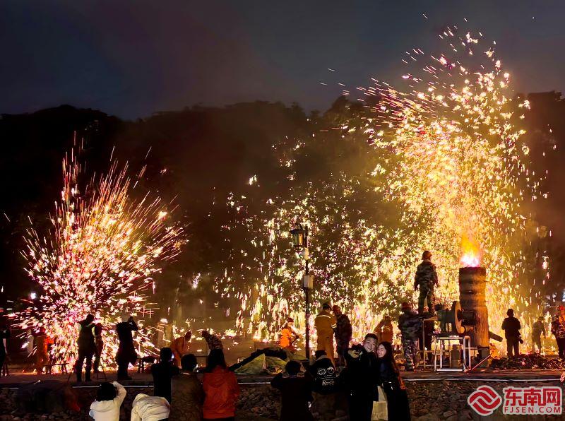 莆田绶溪公园上演“打铁花”再增年味