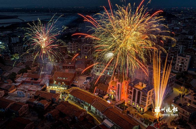 时隔70多年再次亮相 福清200米长板凳龙大巡游