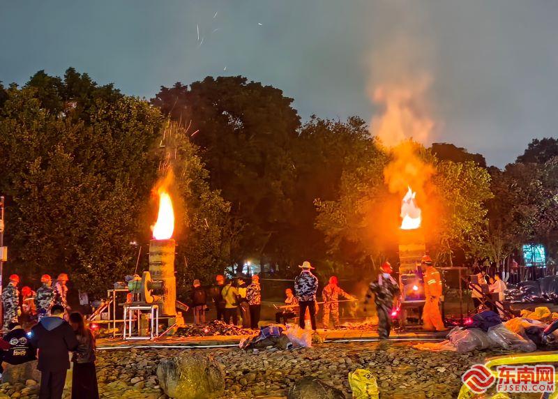 莆田绶溪公园上演“打铁花”再增年味