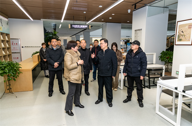 林向东到省图书馆开展新春慰问活动