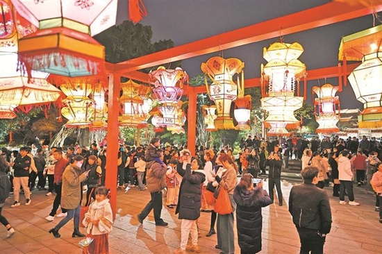 泉州：火树银花元夕夜 彩灯万盏熠霞流