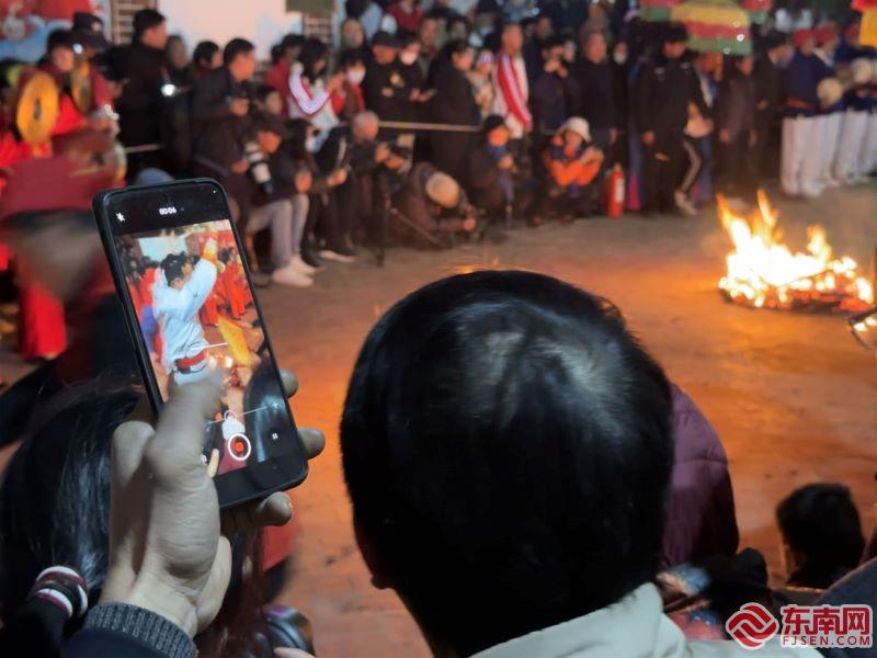 踏火而行 莆田双福村赤脚踩火祈福闹元宵
