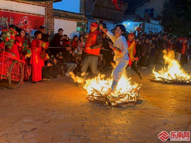 踏火而行 莆田双福村赤脚踩火祈福闹元宵