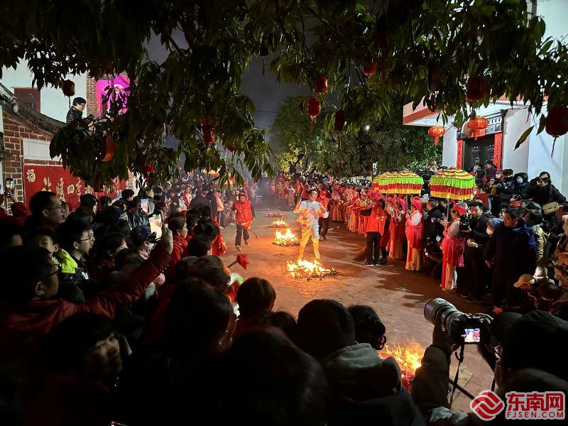 踏火而行 莆田双福村赤脚踩火祈福闹元宵