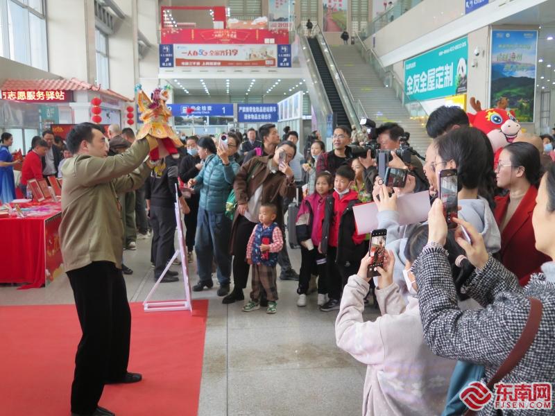 “非遗圩”开进漳州站 温暖新年回家路