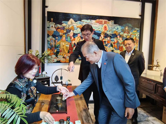 老挝副总理吉乔·凯坎皮吞一行赴福建博物院、福建省非物质文化遗产博览苑考察