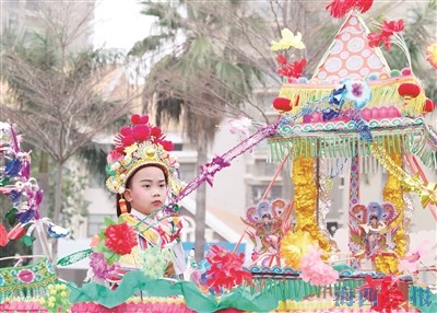 250米长“大蜈蚣”在海沧浩荡巡游