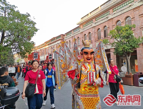 徒步230公里 两岸青年抬着“福神”来寻根
