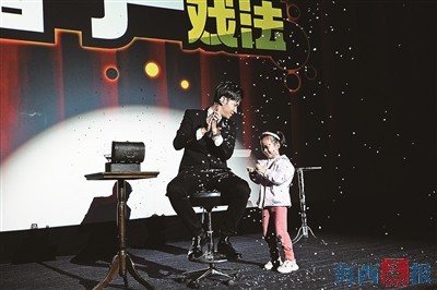 在现场“下雪” 魔术师何牧军一年多来在厦演出近200场