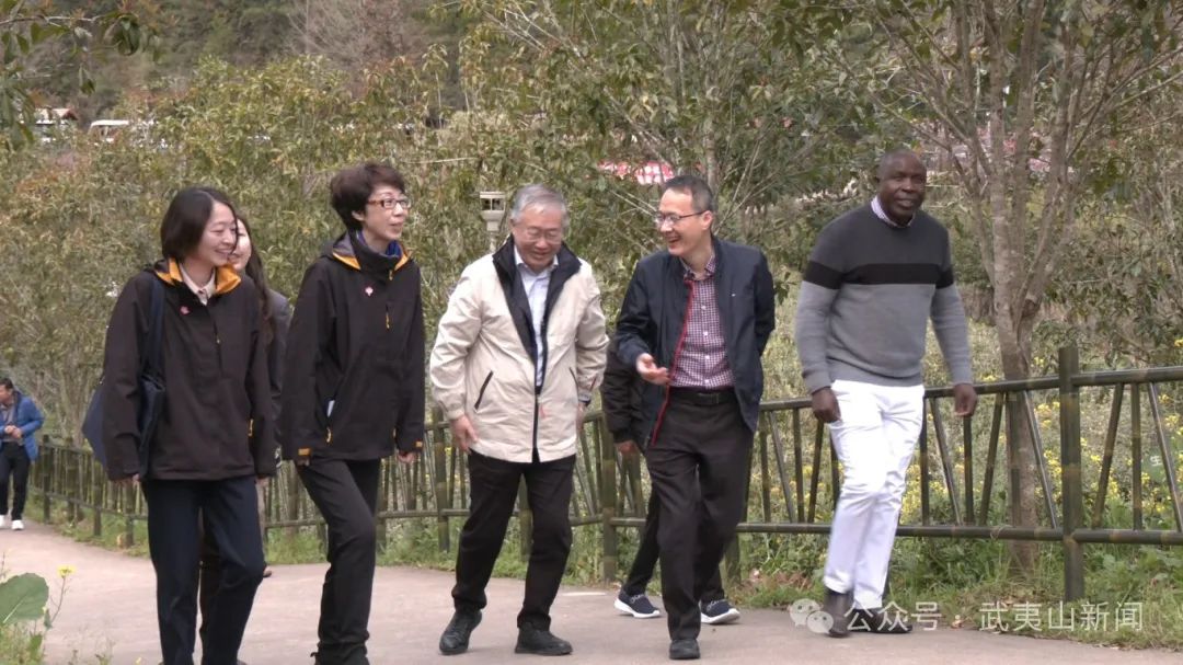 “外交官看中国福建行”活动走进武夷山