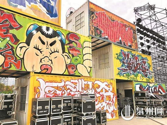 泉州东海蟳埔的渔人码头集装箱涂鸦绚丽 市民游客打卡忙