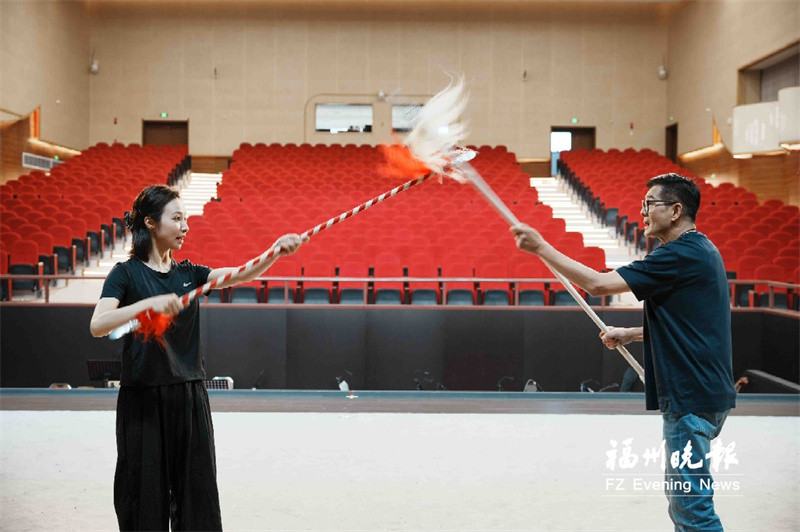 香港演员李国麟拍摄福州文旅宣传片 “鸠摩智”到闽剧院“学艺”