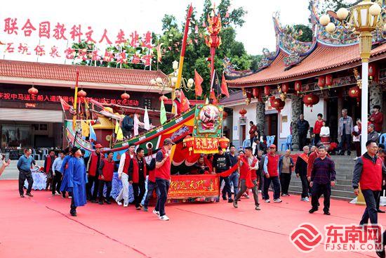 漳州开发区：千人踩街 共睹王船游境盛况