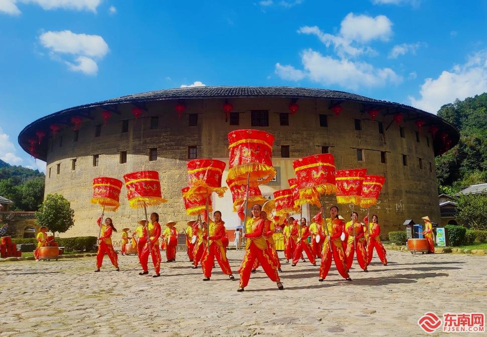 新春走基层丨福建永定：土楼人家张灯结彩迎新年