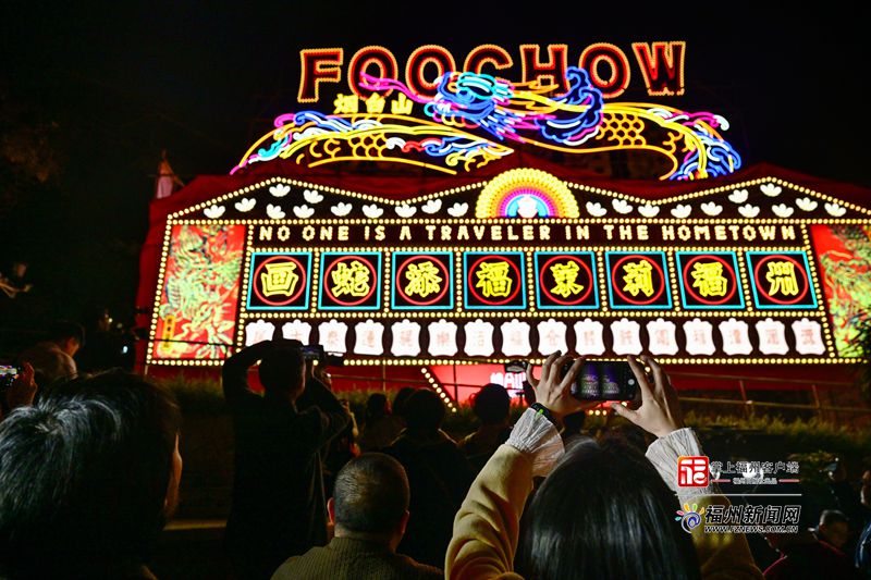 烟台山又“亮”了！大型户外艺术装置点燃新春氛围