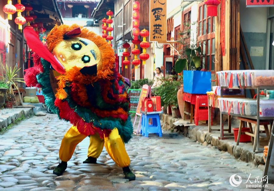 百年萌狮闹新春 千年古镇更精神