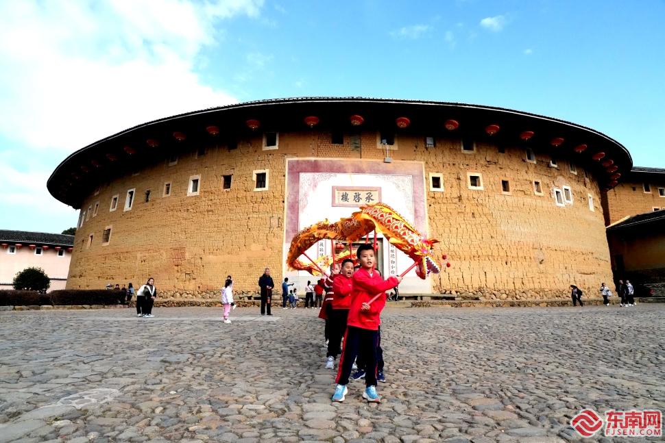 新春走基层丨福建永定：土楼人家张灯结彩迎新年