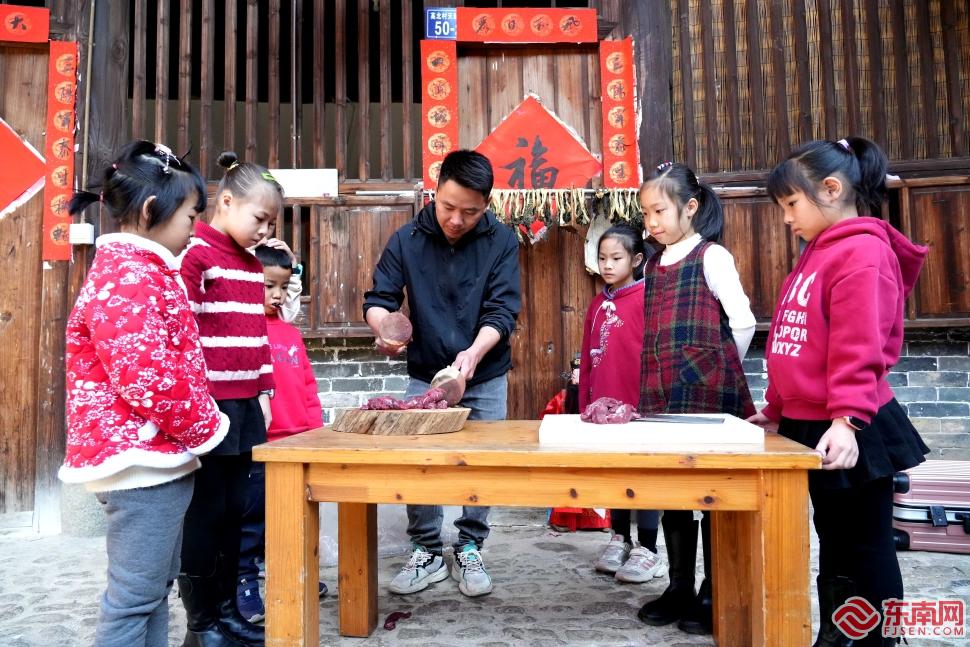 新春走基层丨福建永定：土楼人家张灯结彩迎新年