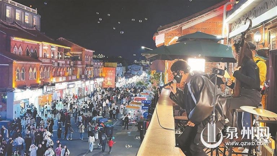 音乐搭桥 游客与古城深情链接 西街观景台街头艺人表演持续火爆
