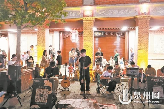 音乐搭桥 游客与古城深情链接 西街观景台街头艺人表演持续火爆