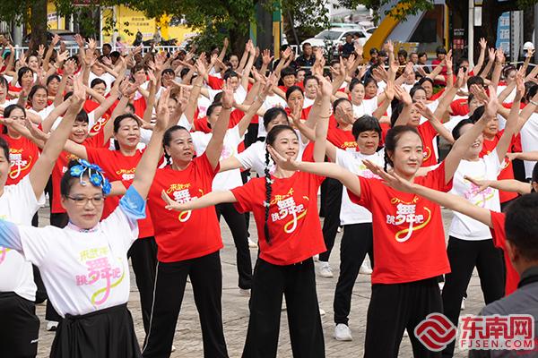 舞出文旅新篇章！闽粤赣三省千人广场舞大赛在龙岩武平举行