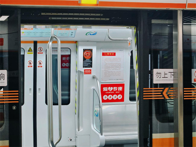 书香满溢出行路“八闽书房”主题展板“驶入”福州地铁4号线