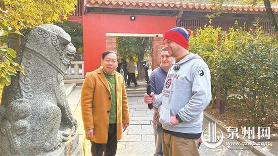 公益讲解服务中外游客 “西街老男孩”动情讲述古城故事