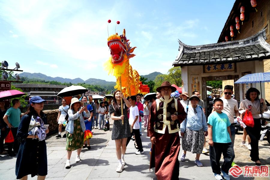 福建永定：世遗土楼迎客来 文旅融合激活力