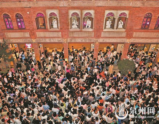 泉州中山路国潮快闪上演 传统非遗邂逅现代光影 百年骑楼成“文化会客厅”