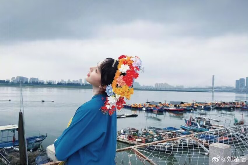 多位明星来泉州体验渔女文化——“把幸福和好运戴头上！”