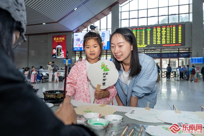 “非遗”走进高铁站：美好旅途 文化相伴