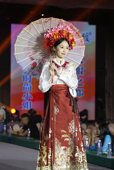 泉州丰泽：当世界时尚小姐遇到蟳埔簪花围