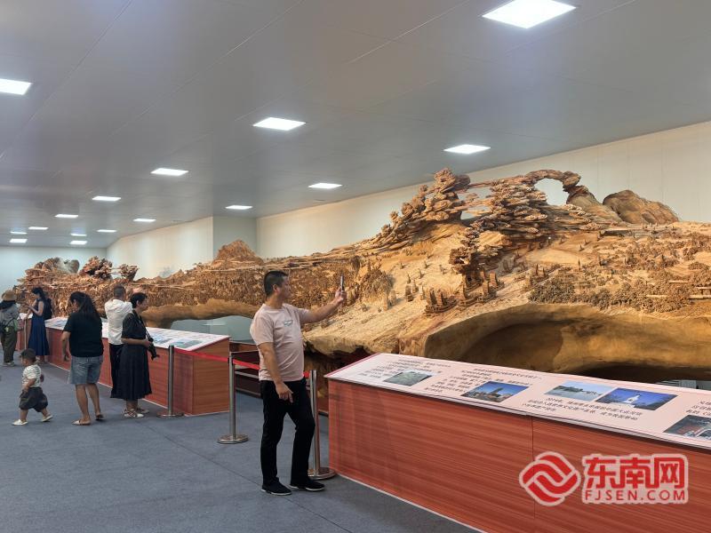 大型木雕《京杭大运河》江南卷在莆田市美术馆揭幕展出