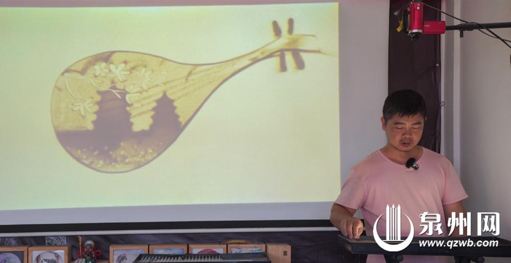 沙画师将泉州美景“装进”玻璃瓶 沙画秒变二次元动画