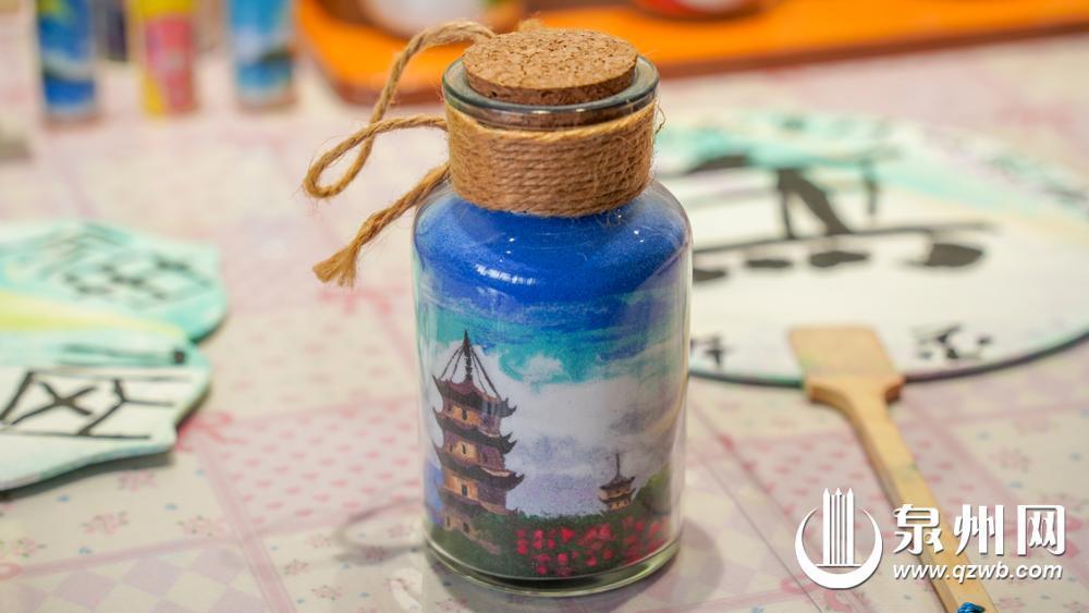 沙画师将泉州美景“装进”玻璃瓶 沙画秒变二次元动画