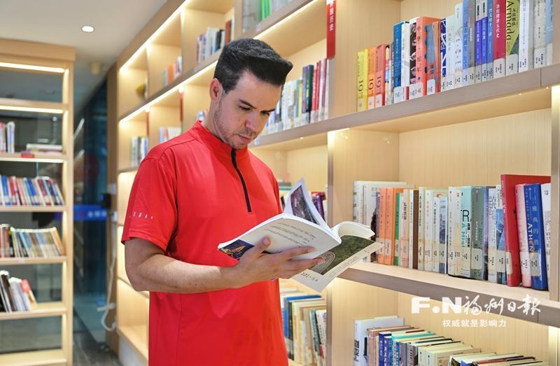 美国小伙用福州话“唱”响文化交融