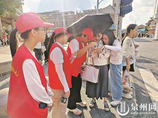 “志愿红”热忱待客 为世遗之城加分