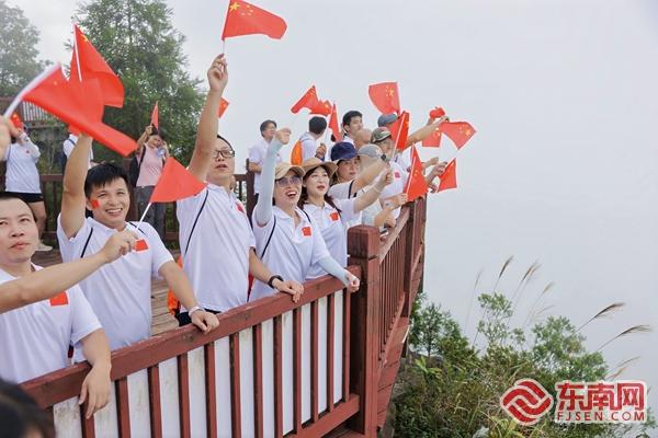 泉州永春县呈祥乡举办“祖国永春 山水呈祥”穿越雪山徒步活动