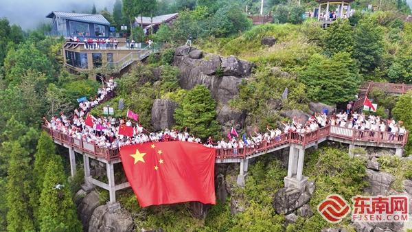 泉州永春县呈祥乡举办“祖国永春 山水呈祥”穿越雪山徒步活动