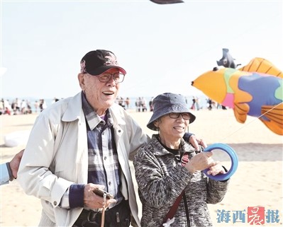 鹭岛天际舞翩跹两岸风筝一线牵 吸引众多市民游客参与