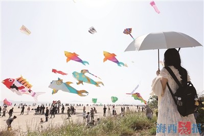 鹭岛天际舞翩跹两岸风筝一线牵 吸引众多市民游客参与
