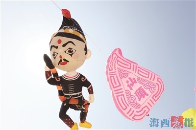 鹭岛天际舞翩跹两岸风筝一线牵 吸引众多市民游客参与
