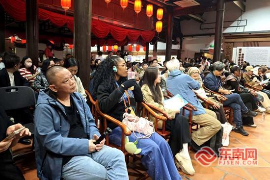 脱口秀“撞上”方言 闽南文化在漳州古城笑着传承