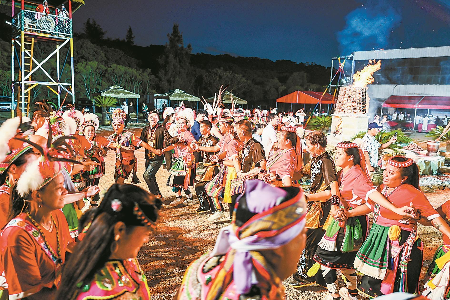 台湾舞团以舞传情话交融